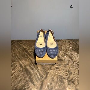 UGG Australia Jolina Flats in Navy Color. Woman's size 7. Original Packaging (4)